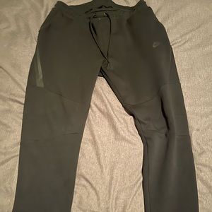 Nike tech joggers in blk